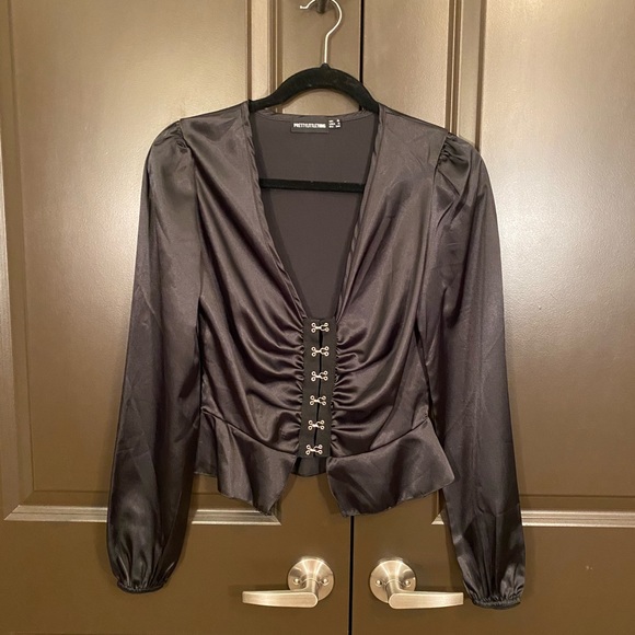 PrettyLittleThing Black Satin Peplum top - Picture 3 of 8
